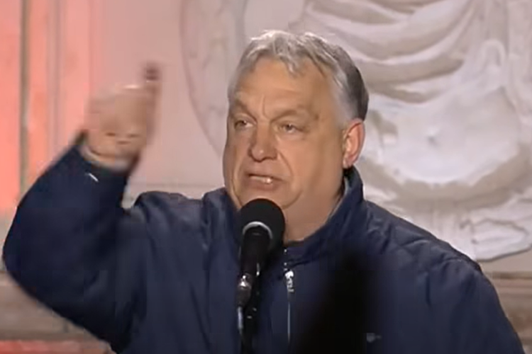 Orbán a színpadról kiabált az ellene tüntetőknek - Videó