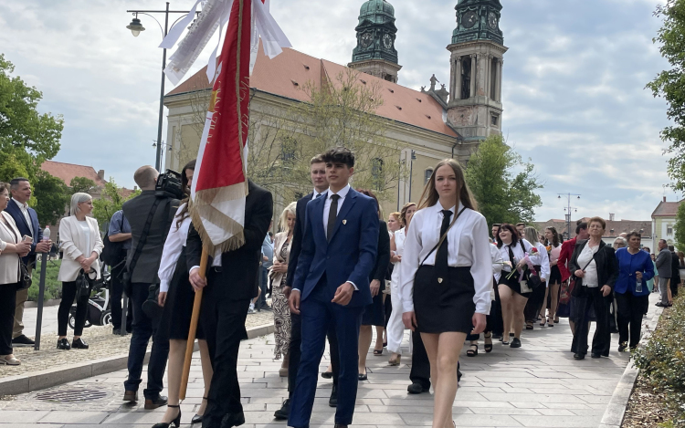 Elballagott a pápai diákság