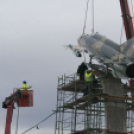 MiG-21 Emlékmű - Pápa - A gép emelése