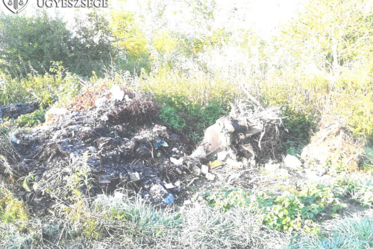 Vádat emelt az ügyészség egy férfi ellen, aki illegálisan helyezett el hulladékot szántóföldjén