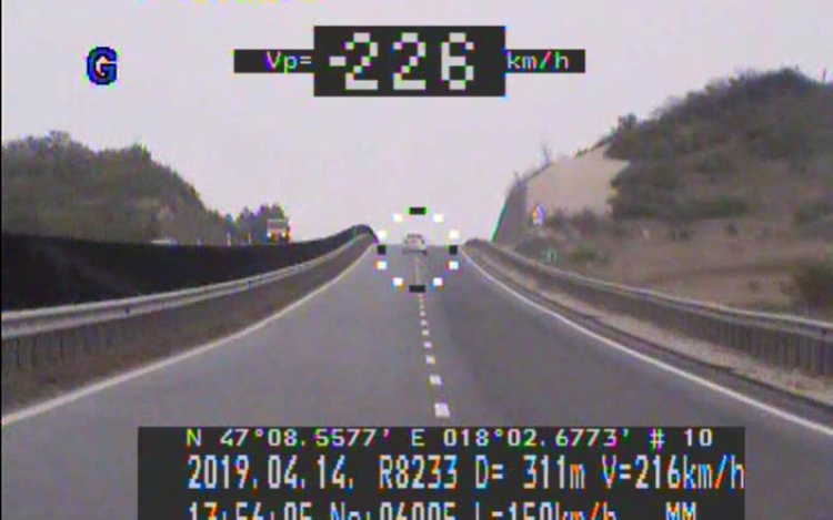 110 helyett 220-szal száguldott a 8-ason a 22 éves sofőr
