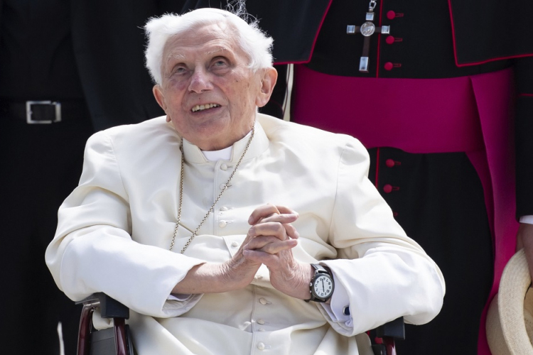 Vatikáni szóvivő: súlyos, de stabil XVI. Benedek állapota