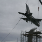 MiG-21 Emlékmű - Pápa - A gép emelése