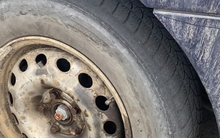 Simára kopott gumiabroncs, nem működő féklámpa - A pápai rendőrök eltiltották a járművezetéstől