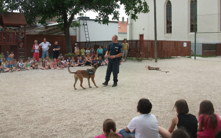 Gyermeknap kutyás bemutatóval és iskolarendőrrel