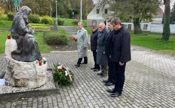 Október 23. - Külön megemlékezést tartott az egyesült ellenzék Pápán