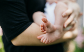 Kiskorú veszélyeztetésének bűntette miatt emelt vádat a Pápai Járási Ügyészség 