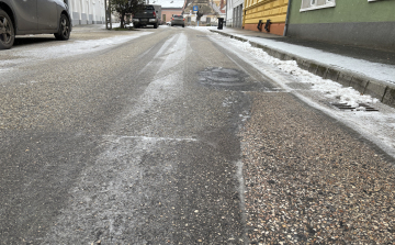 Folyamatosan dolgoznak Pápa útjain, de azok helyenként síkosak, jegesek