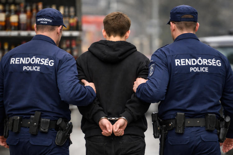 Üzleteket fosztogatott a 18 éves pápai fiatal