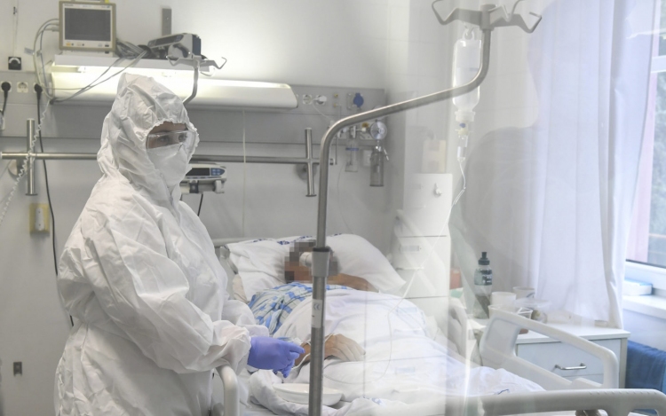 Felfüggesztik a halasztható műtéteket, szinte valamennyi kórházba kerülhetnek covid betegek