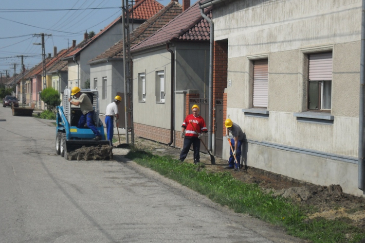 Megkezdődtek az idei járdaépítések