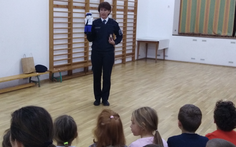 Ovi-zsaru látogatta meg a pápai óvodásokat