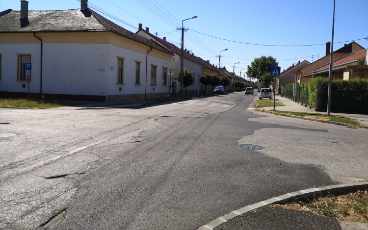 Teljes szélességében új burkolatot kap a Dózsa György utca egy szakasza