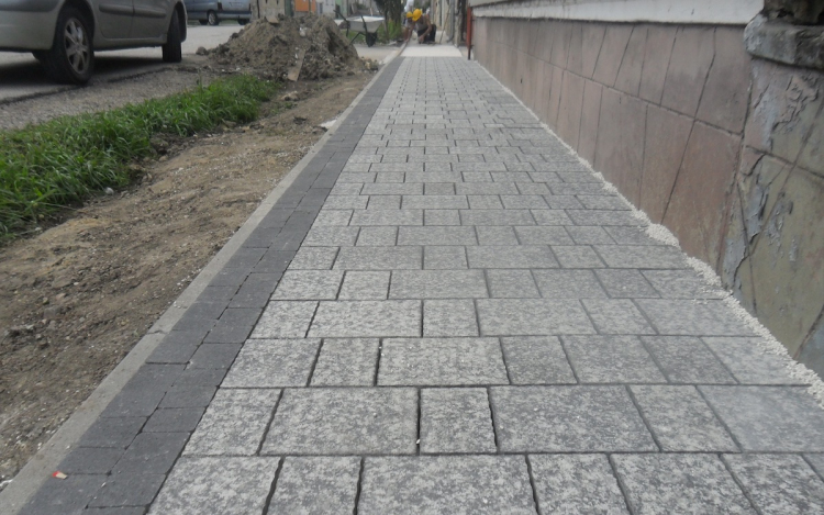 Jól halad a járdaépítés a Tavasz utcában