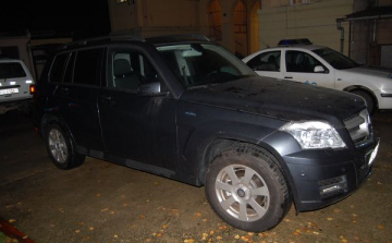 Körözött autóval menekült