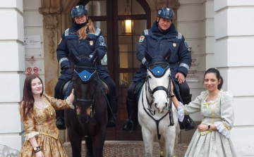 Örömmel fogadták a pápaiak a lovas rendőröket