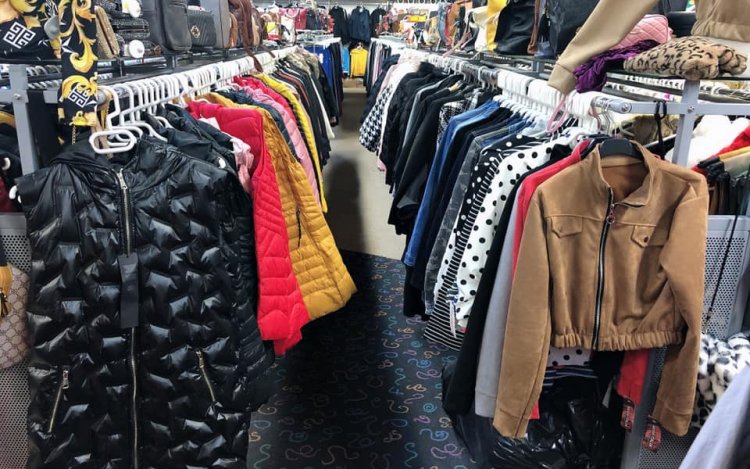 Iparjogvédelmi jogok megsértésének vétségével vádolja az ügyészség az egyik pápai kínai áruház vezetőjét