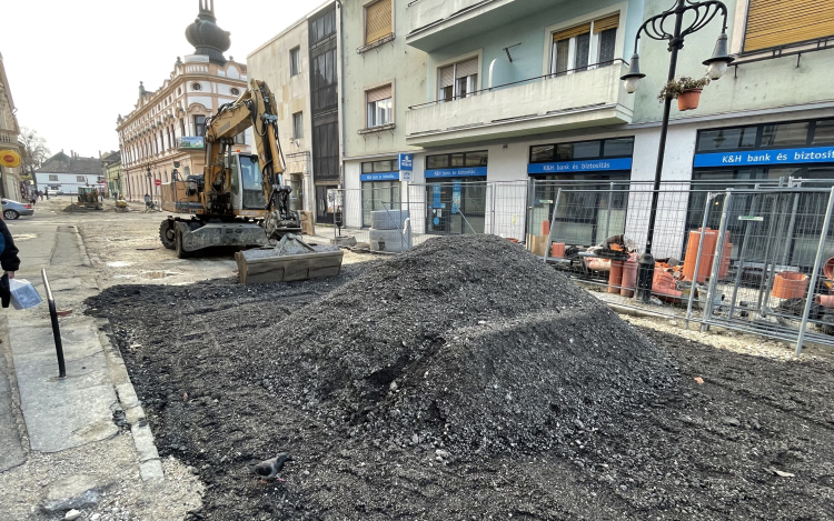 Ideiglenes burkolatot kap a Kossuth utca