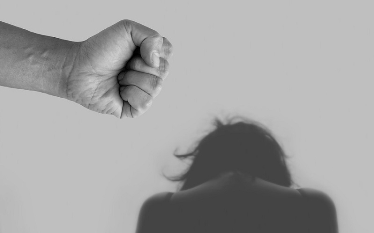 Bántalmazta, szidalmazta, majd zaklatta feleségét a 28 éves pápai férfi