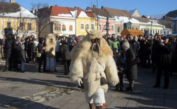 Mohácsi Busók a pápai Fő téren