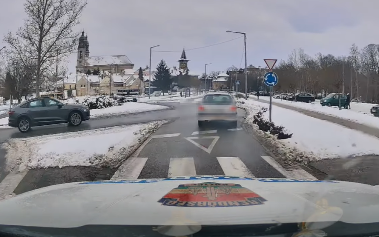 Szabálytalanul hajtott be a körforgalomba, pont a rendőrök előtt