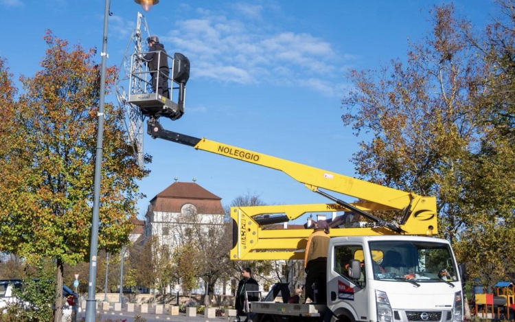 Kiderült, miért vannak még fent az ünnepi díszek a városban