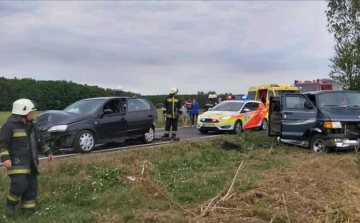 Három autó ütközött a 83-ason Tétnél