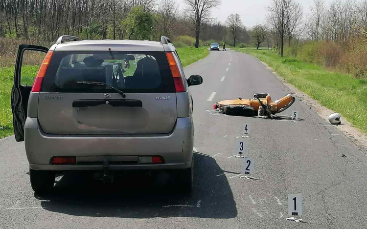 Motoros és személyautó karambolozott Dákánál