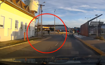 Forgalommal szemben hajtott be a Vásár utcai körforgalomba