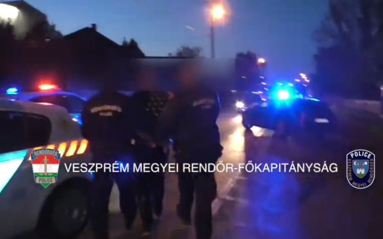 21 gépkocsit tört fel a pár, a pápai rendőrök elfogták őket
