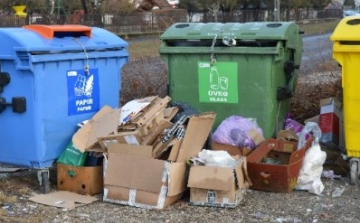 Megszűnik kilenc pápai szelektív hulladékgyűjtő sziget