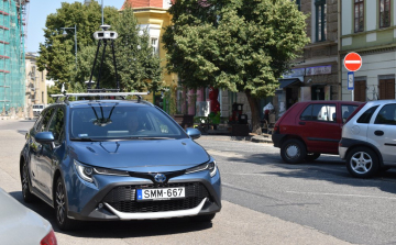 Nem utcaképet fotóz a kamerával felszerelt autó a városban