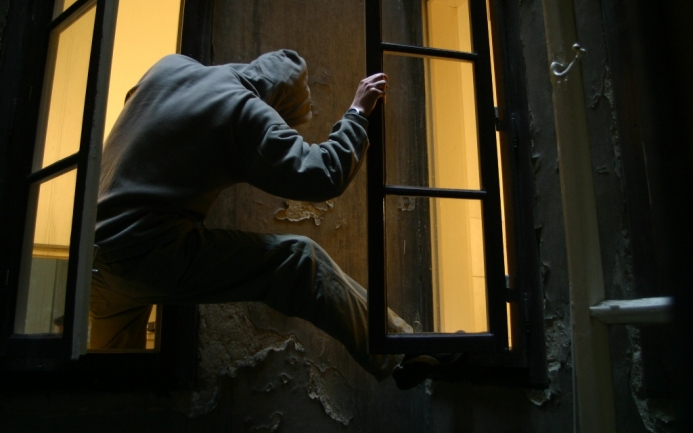 Betört a házba, kávét és cukrot lopott