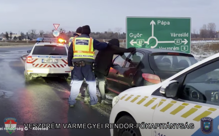 Előállítottak egy sofőrt Pápa határában