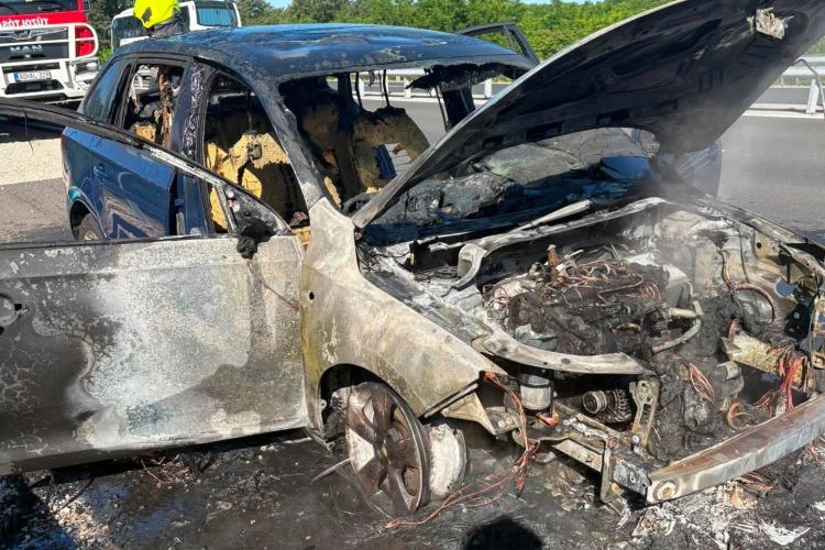 Kigyulladt egy autó a 83-ason