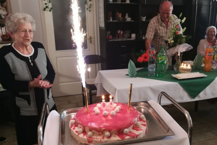 A 90 esztendős Döbröntei Istvánné Rózsi nénit köszöntötte a polgármester