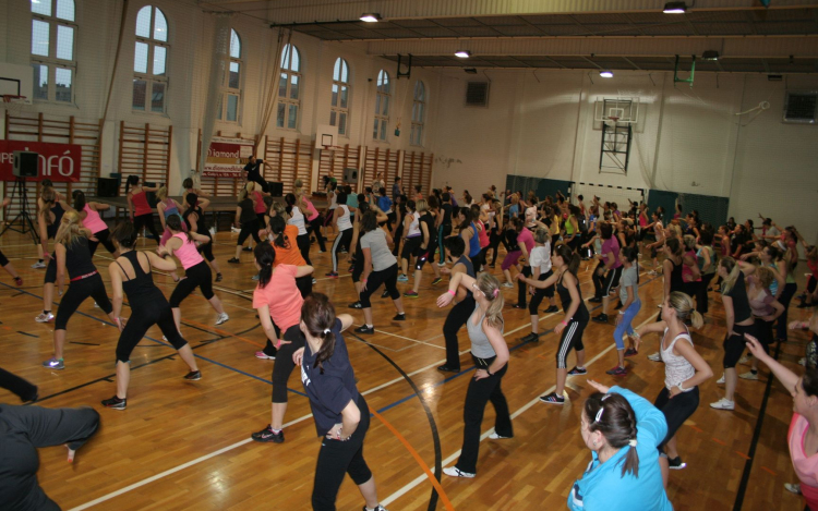 Százötvenen aerobicoztak Katus Attilával Pápán