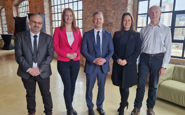 Ujvári Szilvia és Forsthoffer Ágnes személyes kapcsolatáról ír a kormánypárti sajtó