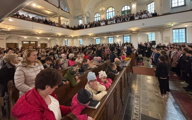 Közösen szavalta el a Nemzeti Dalt a pápai diákság