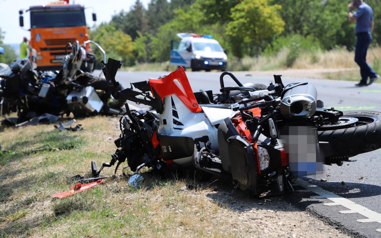 Két motoros halt meg egy balesetben a 82-esen!