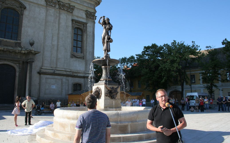 A Fő tér mostantól a miénk - felavatták a korsós lányt ábrázoló szobrot