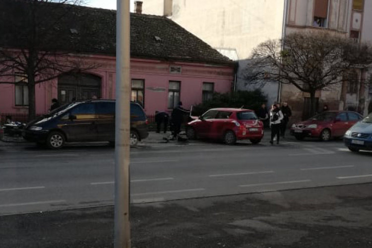 Motor és személyautó ütközött a Jókai utcán 