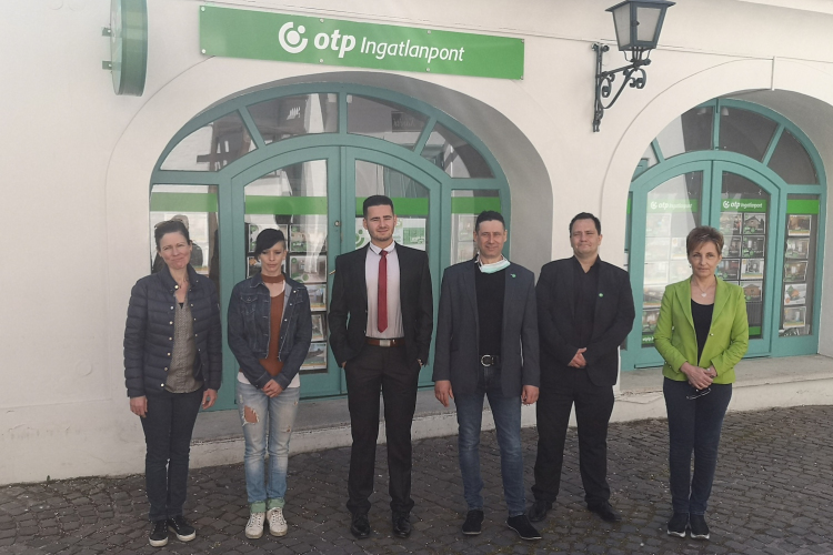 Nehéz helyzetben lévő családoknak segített húsvét alkalmából az OTP Ingatlanpont pápai irodájának csapata