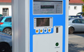 Holnaptól nem kell fizetni a parkolásért Pápán