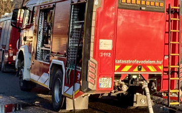 Aratást végző kombájnhoz hívták a pápai tűzoltókat