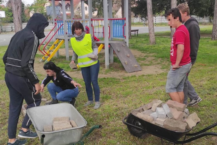 Iskolarendőrök segítették az ösvény építését Pápán