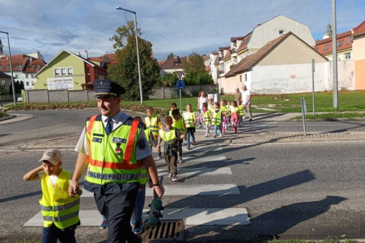 Kisiskolásokat tanítottak helyesen közlekedni a rendőrök