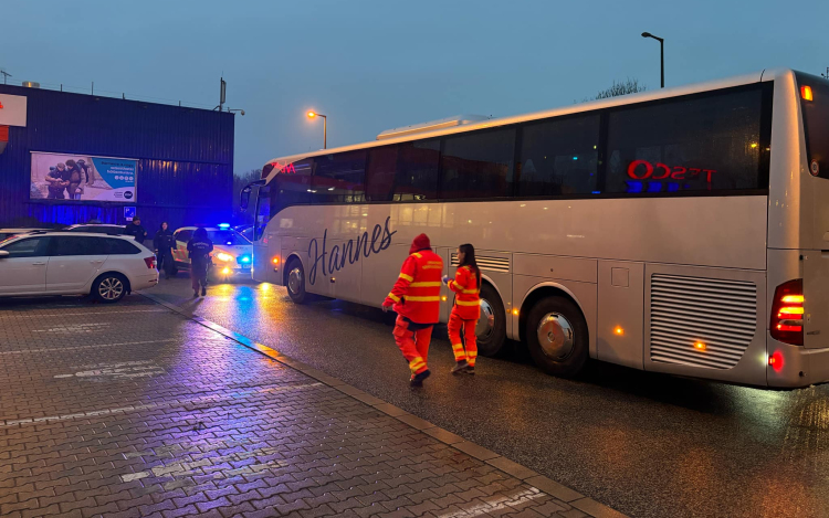 Egy osztrák turistabusz nekihajtott a pápai Tesco áruház oldalának
