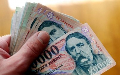 Hónapokon át zsarolták