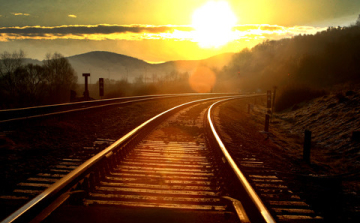 A közeledő vonat elől húzták le az idős férfit a sínekről a pápai rendőrök 